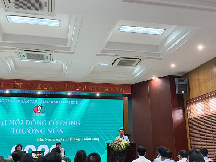 Chủ tịch HĐQT Dabaco chia sẻ và thảo luận cùng cổ đông. (Ảnh: HK).